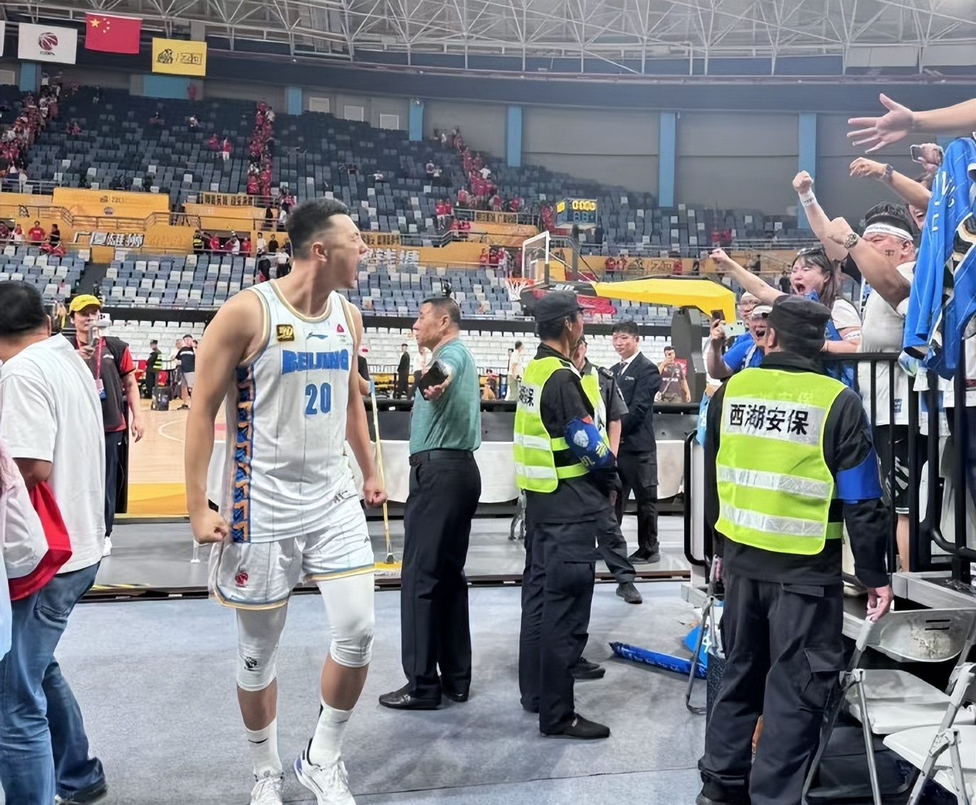 开云平台 -关于浙江队训练开放日；转会期门线救险引欢呼；NBA季后赛在即；阵容厚度经受考验的信息