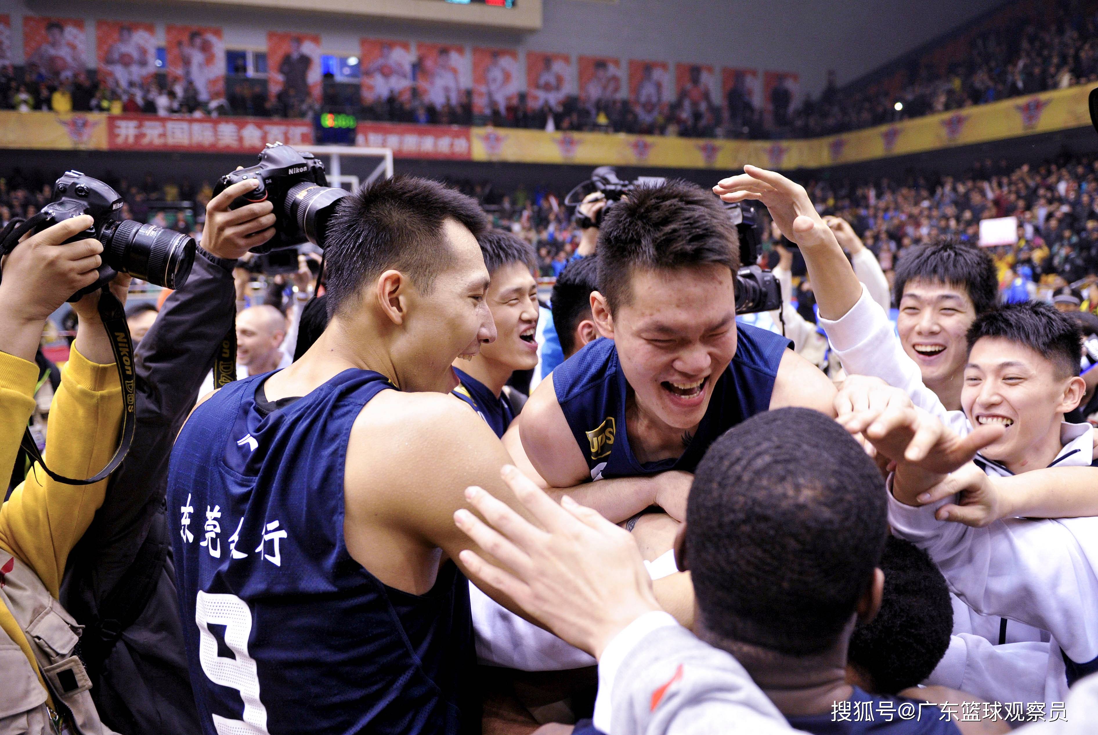 开云平台 -广东宏远今晨临场应变阿扎伦卡关键节点回归赛场，媒体一致点评：今夜广州队备战CBA常规赛 